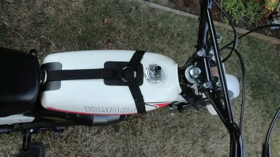 Obere Draufsicht auf den Tank, Sitz und Lenker einer weißen 1977 Yamaha YZ80D im Außenbereich