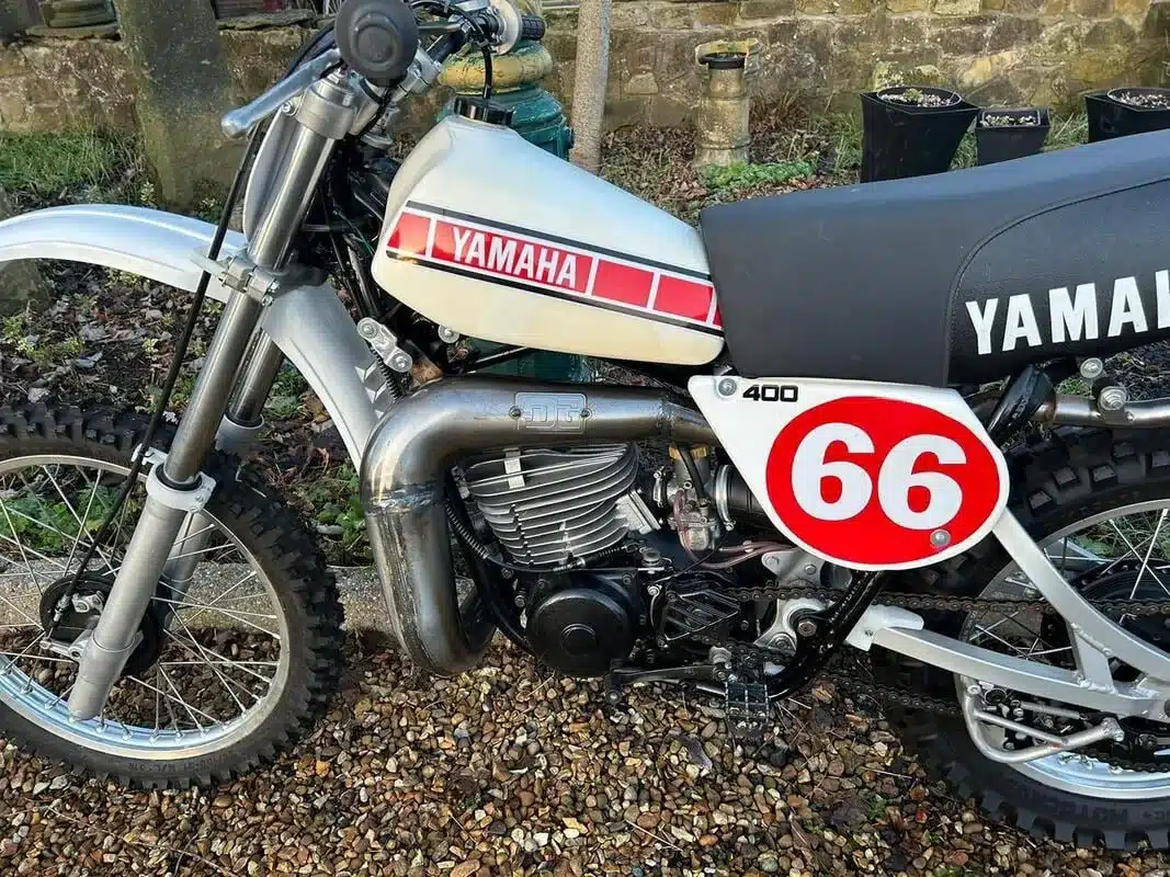 Yamaha YZ400E Motocross-Motorrad, Baujahr 1978, Seitenansicht mit Tank, Sitzbank und DG-Auspuff