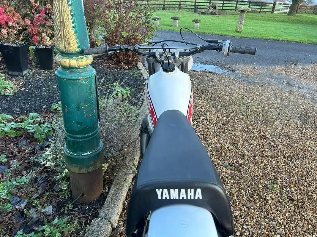 Sitzbank und Lenker einer weißen Yamaha YZ400E von 1978 im Außenbereich