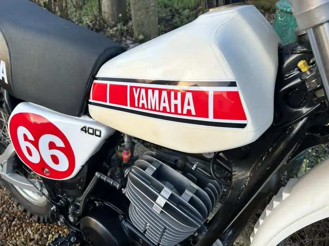 Restaurierte Yamaha YZ400E von 1978 mit weißem Tank, rotem Yamaha-Schriftzug und Startnummer 66