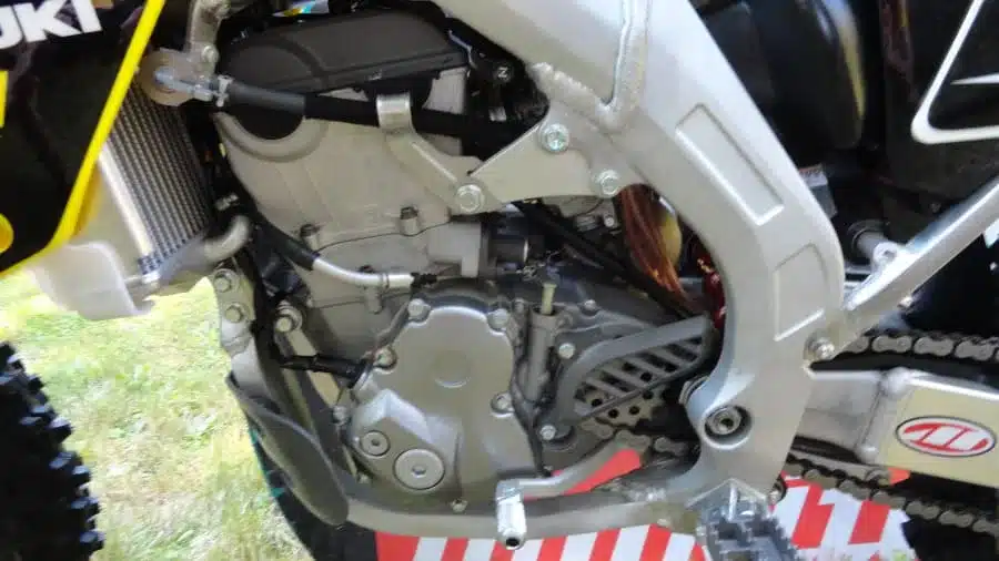 Motordetail und Aluminiumrahmen einer Suzuki RM-Z450 Ricky Carmichael Special Edition 2007