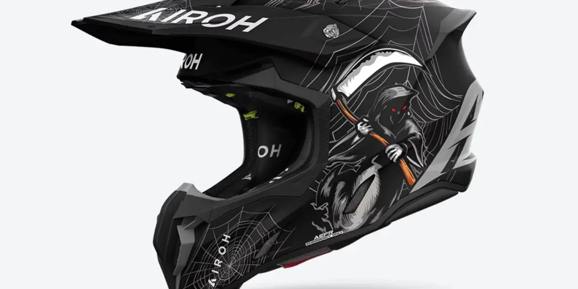 Airoh Twist 3 Arcade Enduro-Helm, schwarz mit Sensenmann und Spinnennetzgrafik, Seitenansicht