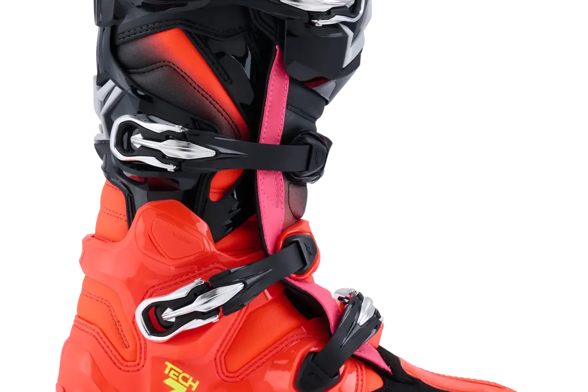 Alpinestars Tech 7 Stiefel in Black Red Fluo Pink Fluo, seitliche Ansicht mit Verschlusssystem und TPU-Schutz.