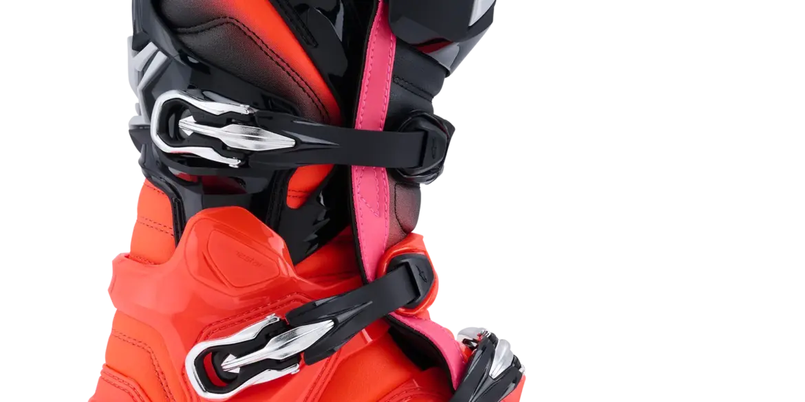 Alpinestars Tech 7 Stiefel in Black Red Fluo Pink Fluo, seitliche Ansicht mit Verschlusssystem und TPU-Schutz.