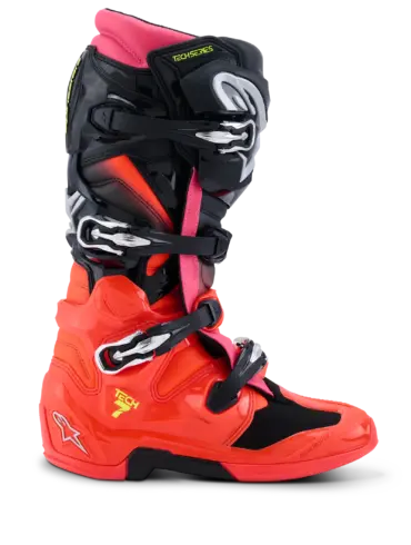 Alpinestars Tech 7 Stiefel in Black Red Fluo Pink Fluo, seitliche Ansicht mit Verschlusssystem und TPU-Schutz.