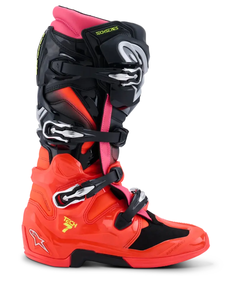 Alpinestars Tech 7 Stiefel in Black Red Fluo Pink Fluo, seitliche Ansicht mit Verschlusssystem und TPU-Schutz.