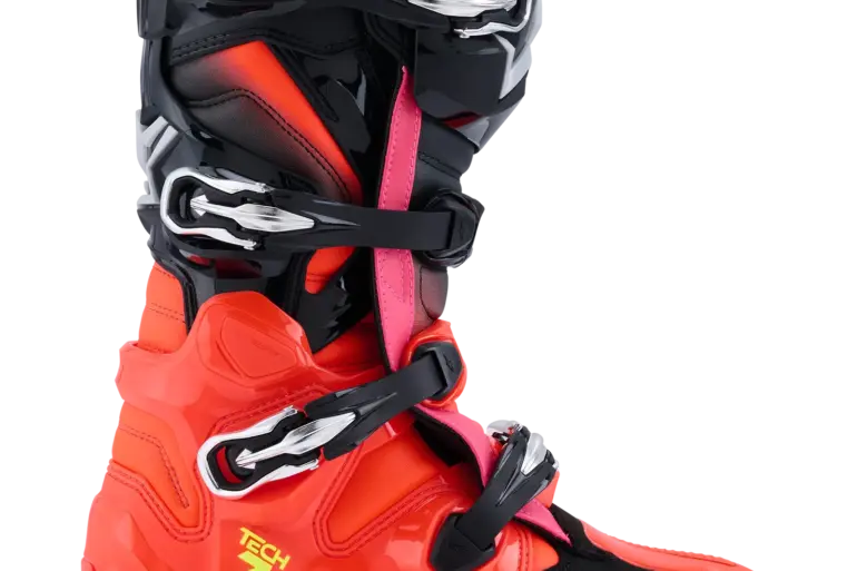 Alpinestars Tech 7 Stiefel in Black Red Fluo Pink Fluo, seitliche Ansicht mit Verschlusssystem und TPU-Schutz.