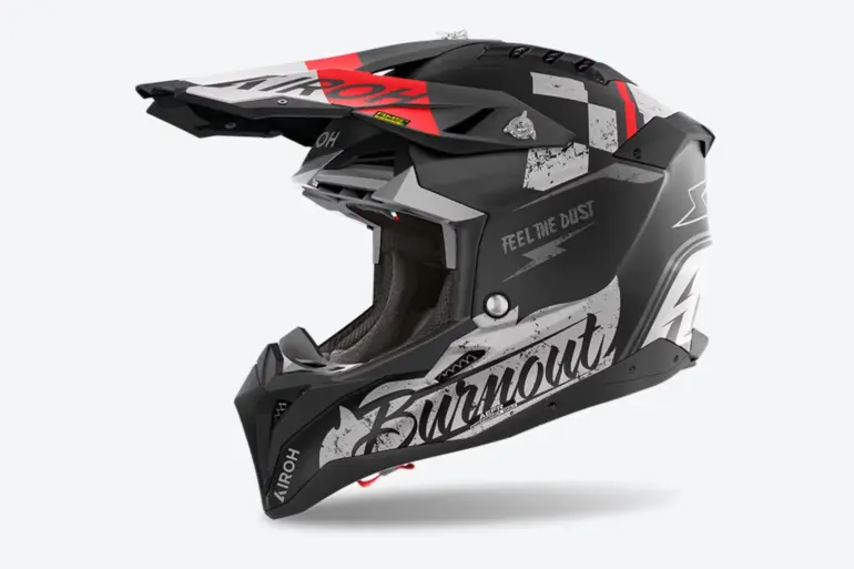 Airoh Aviator 3 Burnout Helm mit grafischen Elementen in Schwarz, Grau und Rot seitlich abgebildet.