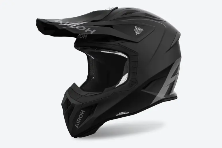 Airoh Aviator ACE 2 Color Offroad-Helm in schwarzer Mattlackierung seitlich aufgenommen