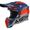 Offroad-Helm Airoh Aviator ACE 2 FURY in Blau, Orange und Grau mit Belüftungen und Visier.