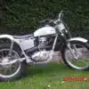 BSA B40 Trials Special von 1963 mit silbernem Tank und schlanken Trial-Komponenten im Freien