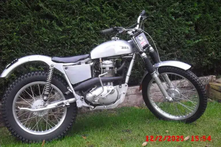 BSA B40 Trials Special von 1963 mit silbernem Tank und schlanken Trial-Komponenten im Freien
