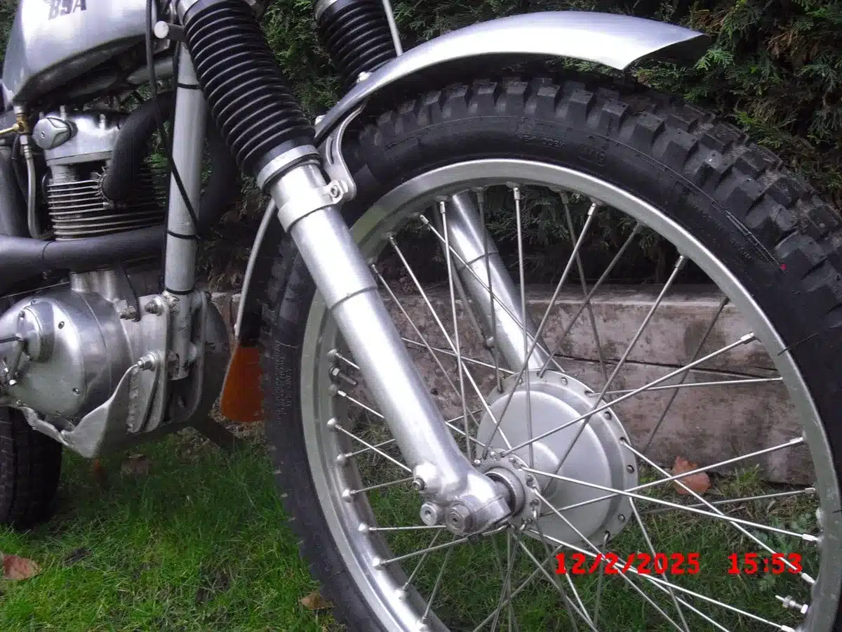 Vorderansicht einer BSA B40 Trials Special mit inspiriertem Horsman-Rahmen, modifizierter Gabel und grobstolligem Reifen.