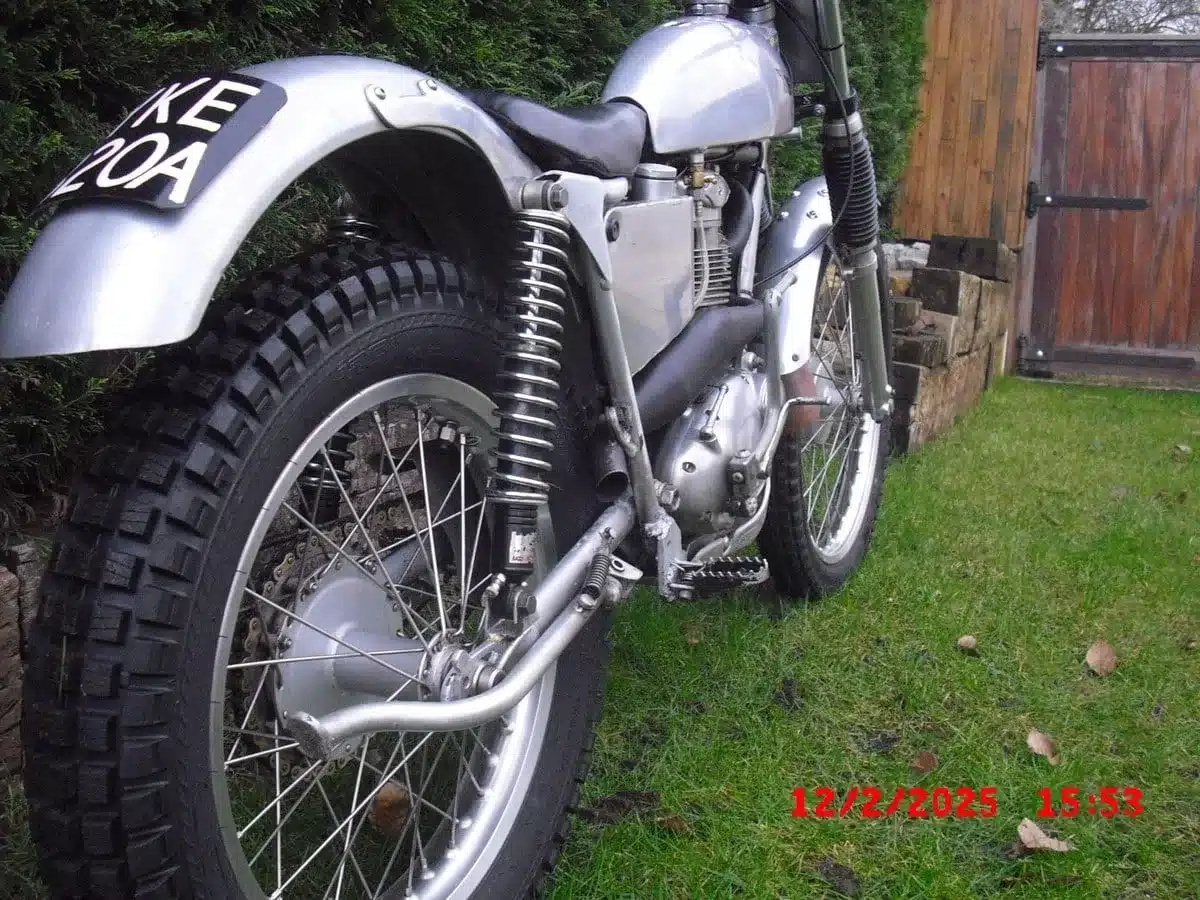 Seitenansicht einer BSA B40 Trials Special mit Stollenreifen und Aluminium-Kotflügeln im Garten