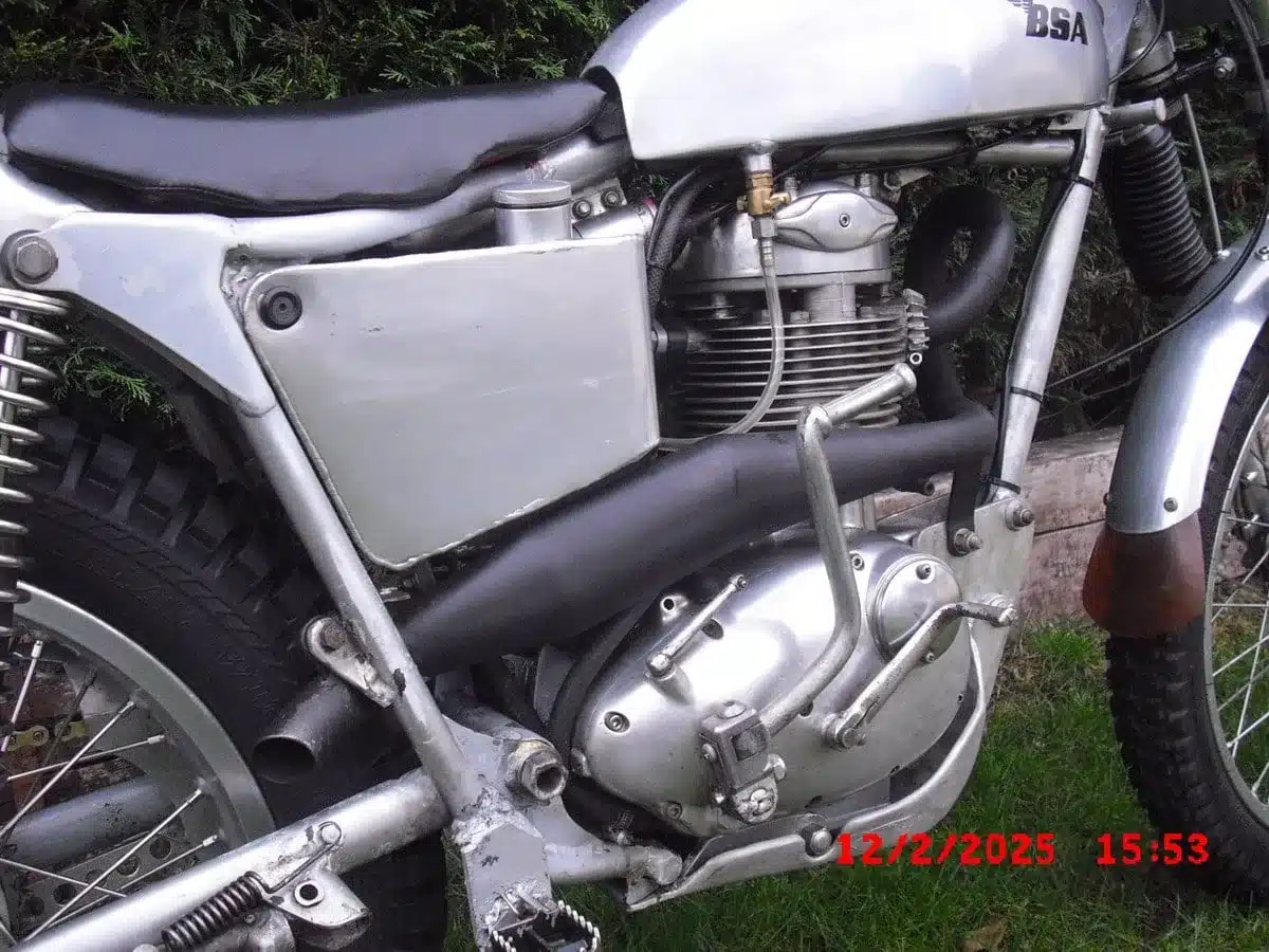 Seitenansicht des Motors und Rahmens einer BSA B40 Trials Special, 1963er Trial-Motorrad mit Aluminiumtank und modifiziertem Auspuff.