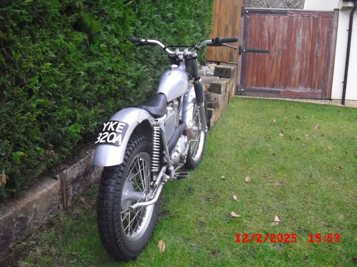 BSA B40 Trials Special Motorrad, Baujahr 1963, Heckansicht, silber lackiert, auf Rasen stehend.