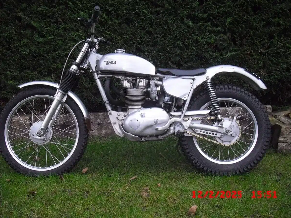 Klassisches Trial-Motorrad BSA B40 Trials Special von 1963, silberfarben, im seitlichen Profil auf einer grünen Wiese stehend.