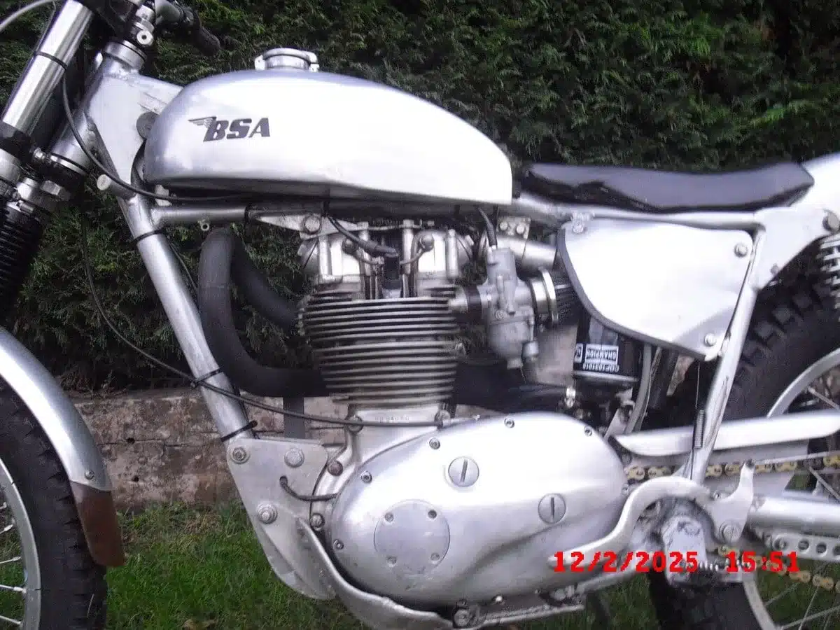Seitliche Detailansicht des Motors und Rahmens einer silbernen BSA B40 Trials Special von 1963.