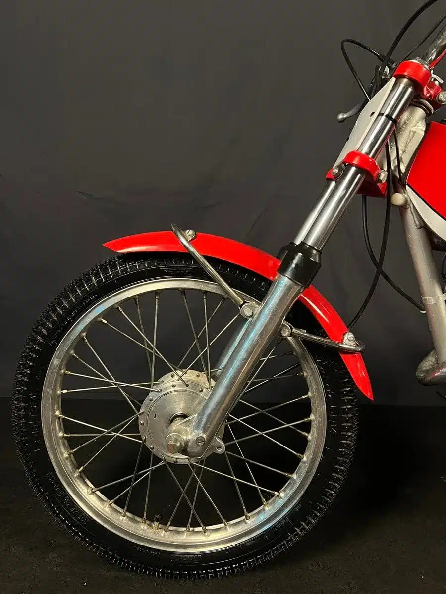 Vorderrad und Vorderradgabel einer Bultaco Chispa 50, Baujahr 1980, im Detail