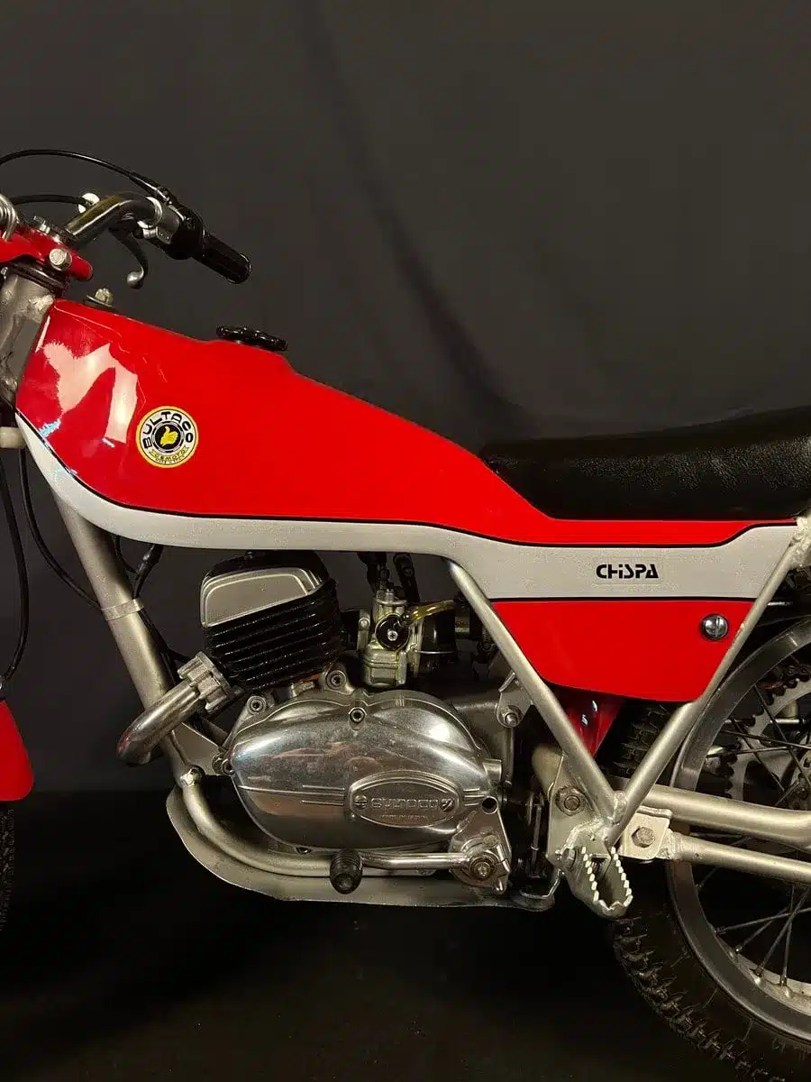 Nahaufnahme einer restaurierten Bultaco Chispa 50 von 1980 mit originalen Bauteilen und rotem Lack
