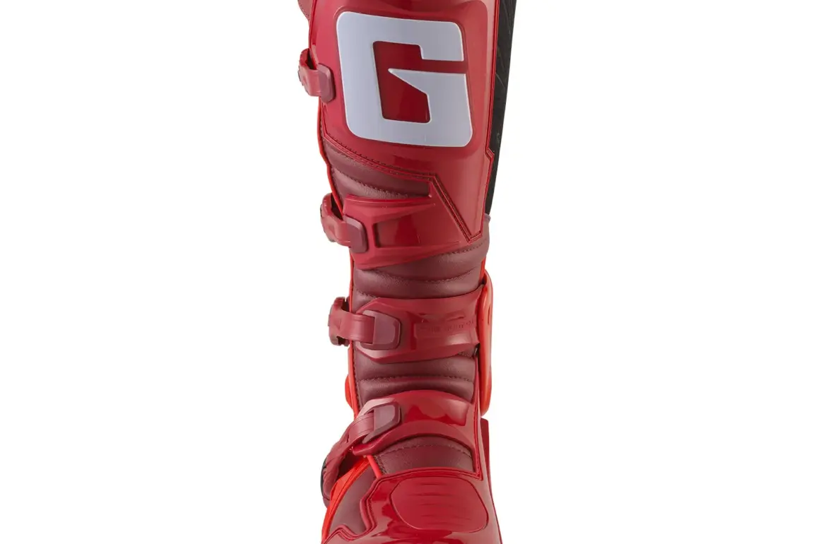 Frontansicht eines roten Motocross-Stiefels FASTBACK ENDURANCE BLOOD MOON mit vier Schnallen und markantem 'G'-Logo am Schienbein.