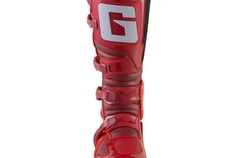 Frontansicht eines roten Motocross-Stiefels FASTBACK ENDURANCE BLOOD MOON mit vier Schnallen und markantem 'G'-Logo am Schienbein.