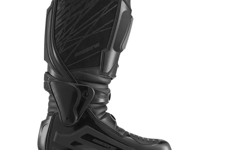 GAERNE Fastback Endurance Supermotard Motorradstiefel in Schwarz mit oranger Sohle, seitliche Ansicht.