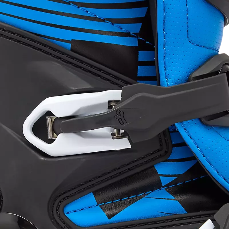 Nahaufnahme des Schnallensystems eines blauen Fox Comp Motocross-Stiefels