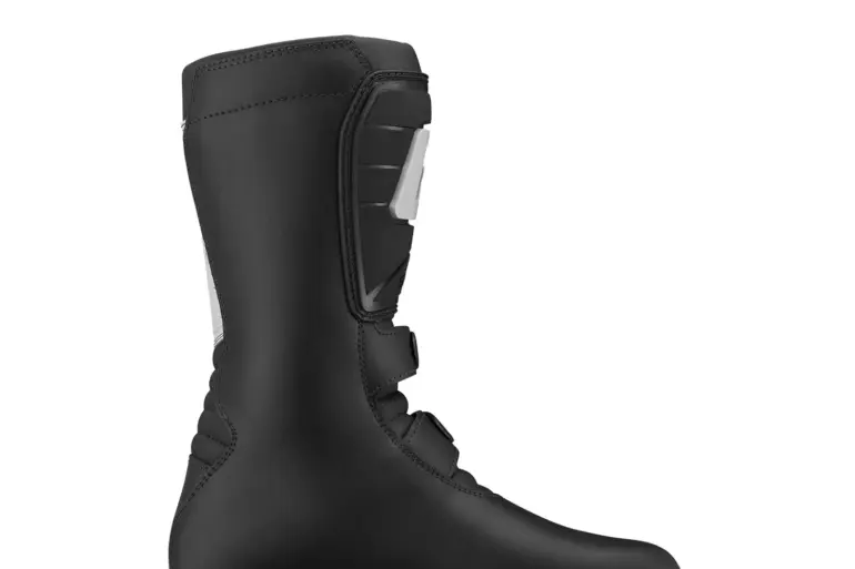 Schwarzer Trial-Stiefel Gaerne Balance Pro Tech mit sichtbaren Schutzfeatures und Sohlennaht