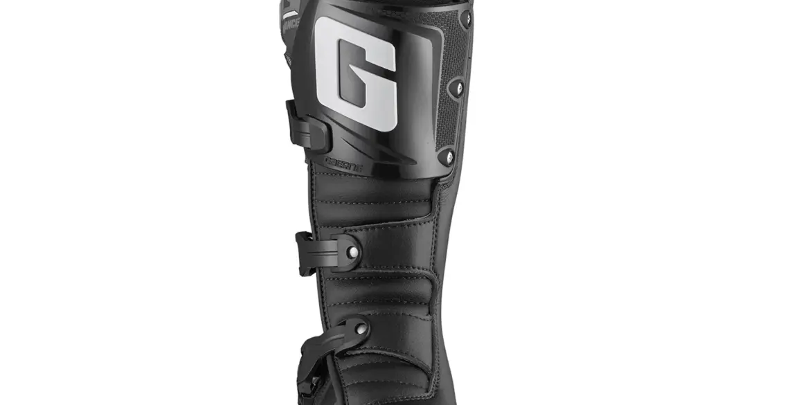 Gaerne BALANCE XTR Trial-Leichtstiefel, Vorderansicht, schwarze Ausführung mit Schienbeinplatte und drei Schnallen.