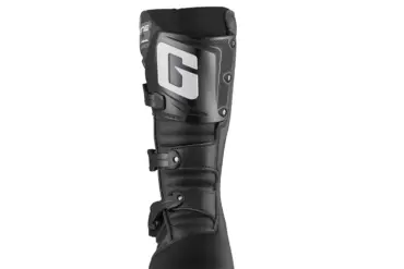 Gaerne BALANCE XTR Trial-Leichtstiefel, Vorderansicht, schwarze Ausführung mit Schienbeinplatte und drei Schnallen.