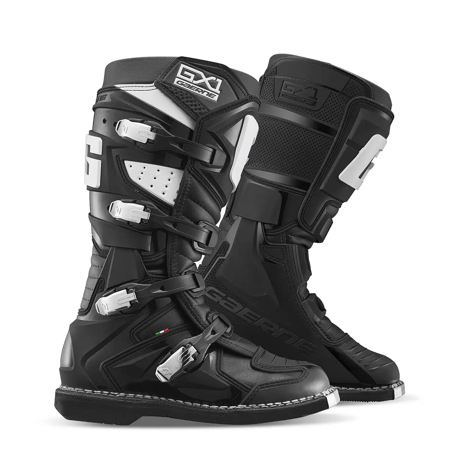 Zwei schwarze Gaerne GX1 BLACK Offroad-Stiefel mit weißen Schnallen und technischen Details.