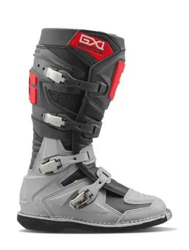 Seitenansicht des Gaerne GX1 Offroad-Stiefels mit grauen, schwarzen und roten Designelementen sowie vier Verschlussschnallen.