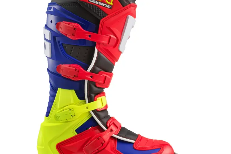 Bunter Gaerne GX1 Offroad-Motocross-Stiefel mit vier verstellbaren Schnallen, verstärkter Schienbeinplatte und Composite-Sohle, Seitenansicht.