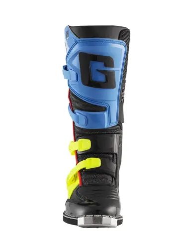 Frontalaufnahme eines Gaerne GXJ BLACK/BLUE/FLUO YELLOW Motocross-Stiefels mit farbigen Schnallen und verstärktem Schutz