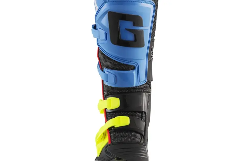 Frontalaufnahme eines Gaerne GXJ BLACK/BLUE/FLUO YELLOW Motocross-Stiefels mit farbigen Schnallen und verstärktem Schutz