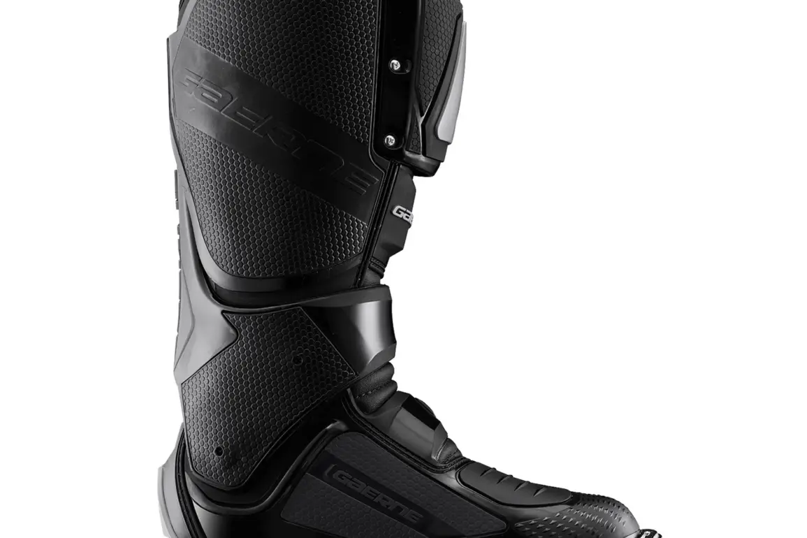 Seitliche Ansicht des schwarzen Gaerne SG12 Offroad-Stiefels mit robuster Bauweise und Schutzsystemen.