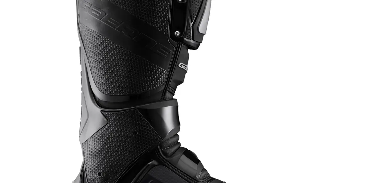 Seitliche Ansicht des schwarzen Gaerne SG12 Offroad-Stiefels mit robuster Bauweise und Schutzsystemen.