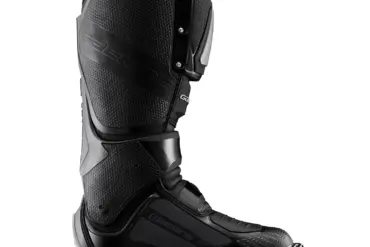 Seitliche Ansicht des schwarzen Gaerne SG12 Offroad-Stiefels mit robuster Bauweise und Schutzsystemen.