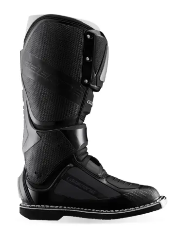 Seitliche Ansicht des schwarzen Gaerne SG12 Offroad-Stiefels mit robuster Bauweise und Schutzsystemen.