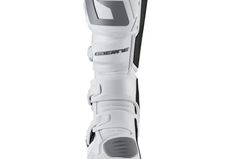 Frontansicht eines weißen Gaerne SG12 Offroad-Stiefels mit robusten Schnallen und Schutzplatten.