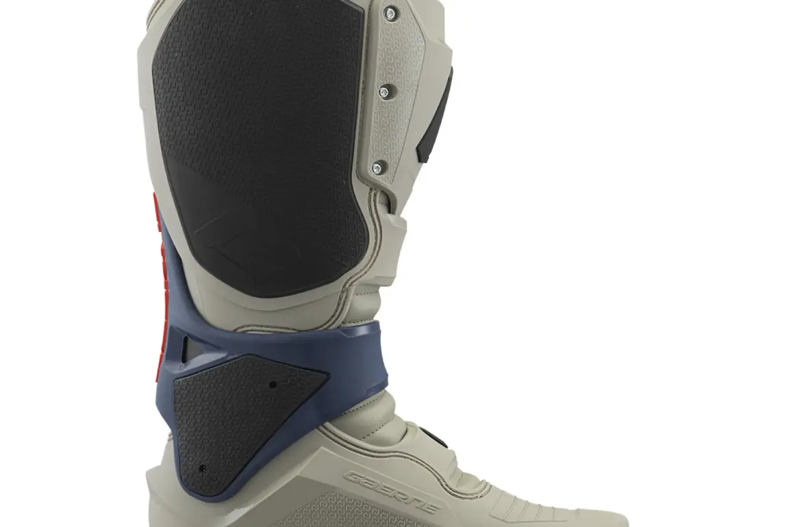 Gaerne SG22 GORE-TEX® ENDURO Motorradstiefel in der Seitenansicht, beige mit robusten Protektoren.
