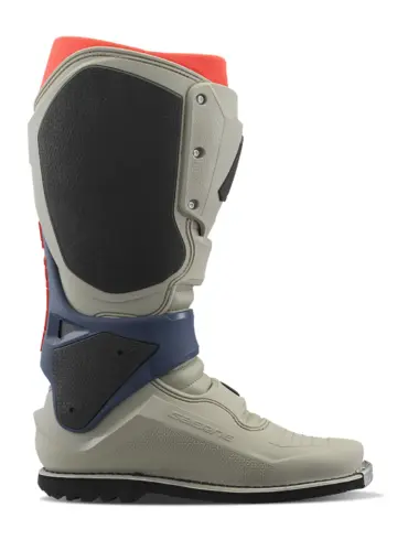 Gaerne SG22 GORE-TEX® ENDURO Motorradstiefel in der Seitenansicht, beige mit robusten Protektoren.