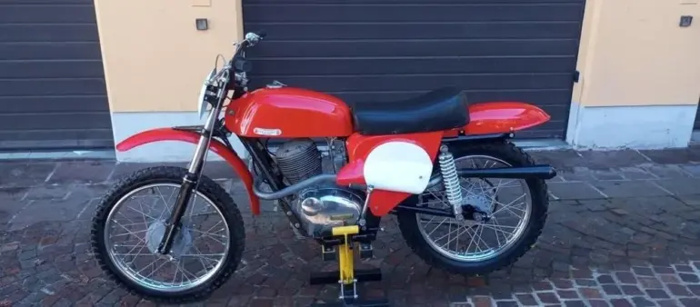 Restaurierte Gilera‑Bessone 175 Regolarità von 1970 in Rot, seitlich aufgestellt auf einem Montageständer vor Garagentor.