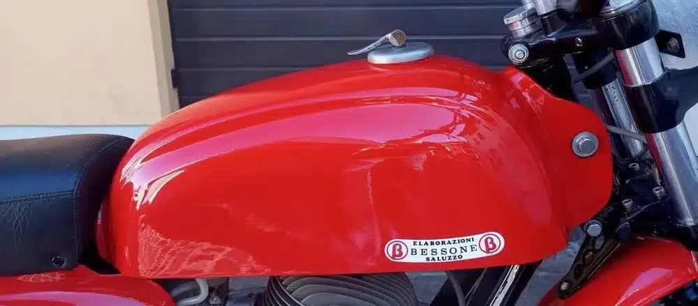 Roter Tank einer Gilera-Bessone 175 Regolarità, Baujahr 1970, mit Bessone-Emblem