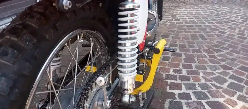 Detailfoto vom Hinterrad, Kettentrieb und Federbein einer restaurierten Gilera-Bessone 175, Baujahr 1970