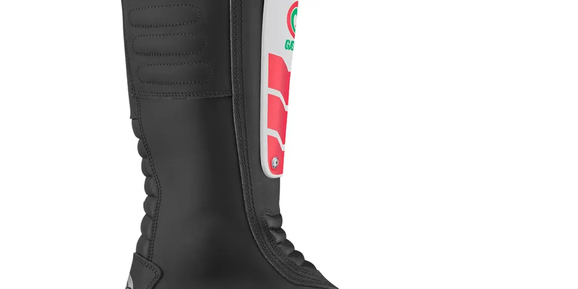 Schwarzer GMX MACH 80 BLACK Motocross-Stiefel mit Frontplatte und Stahlkappe, Seitenansicht.