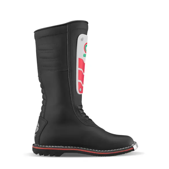 Schwarzer GMX MACH 80 BLACK Motocross-Stiefel mit Frontplatte und Stahlkappe, Seitenansicht.