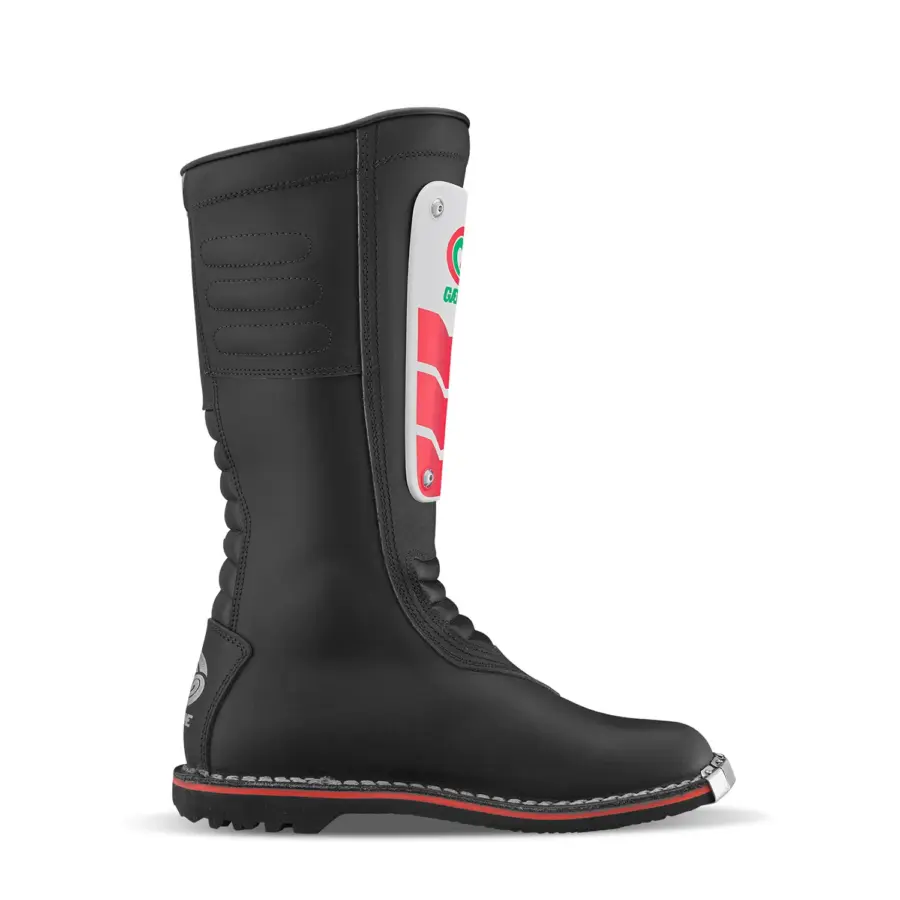 Schwarzer GMX MACH 80 BLACK Motocross-Stiefel mit Frontplatte und Stahlkappe, Seitenansicht.