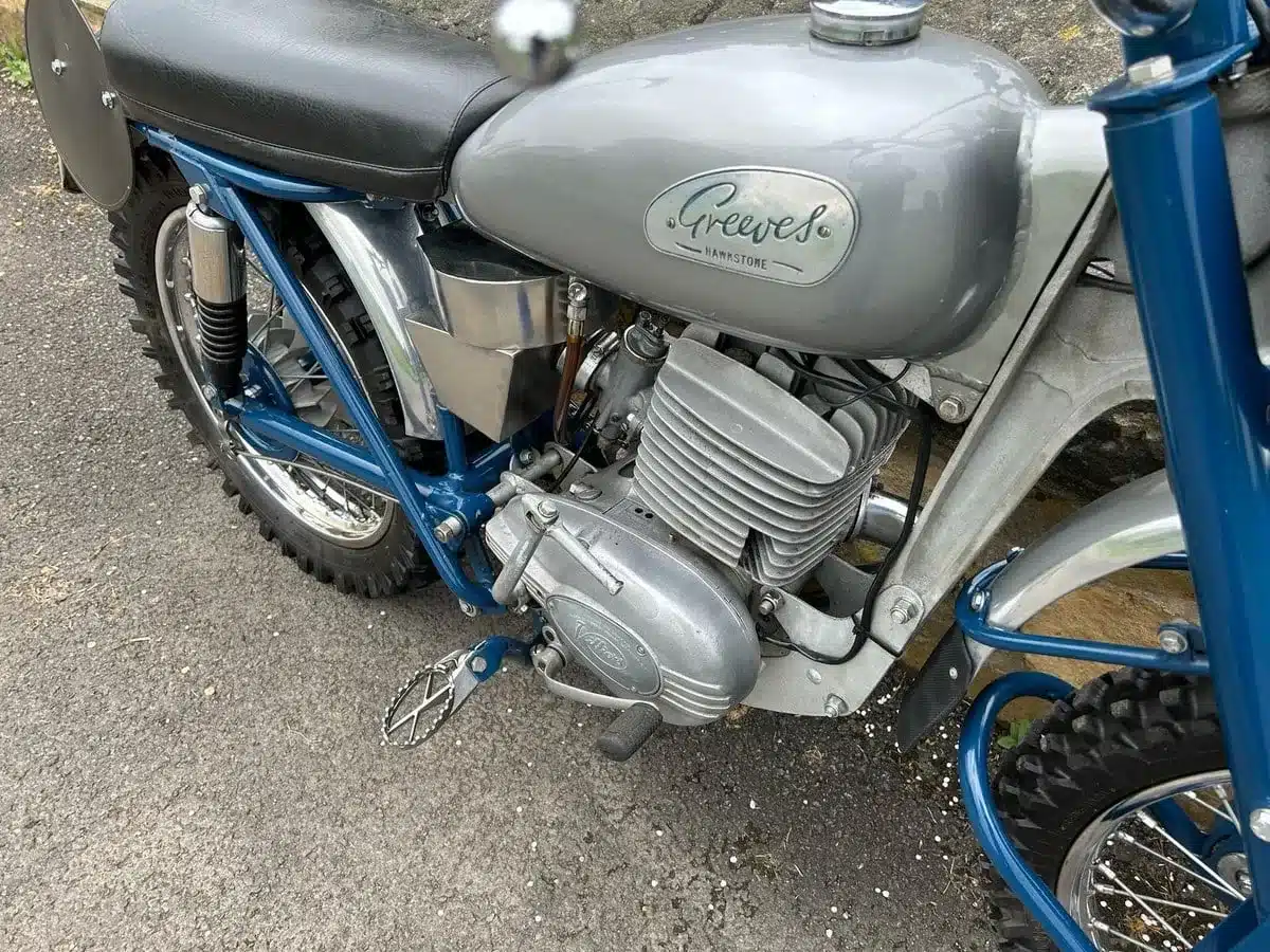 Detailansicht des Motors und Rahmens einer blauen Greeves Hawkstone MCS 250cc von 1960